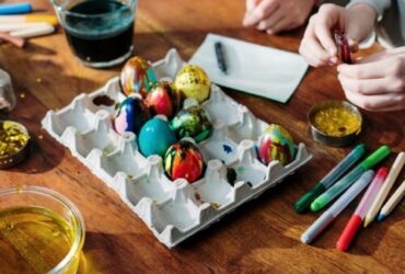 coloring eggs